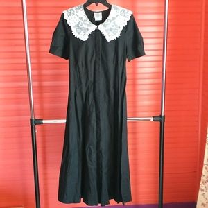 Laura Ashley Women's 6 Black sundress with lace collar